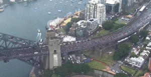 ‪Tens of thousands of pro-Palestinian demonstrators crossed the Sydney Harbour Bridge on Sunday in a rain-soaked but peaceful protest that organisers hailed as a historic moment for Australia's solidarity with Gaza.‬